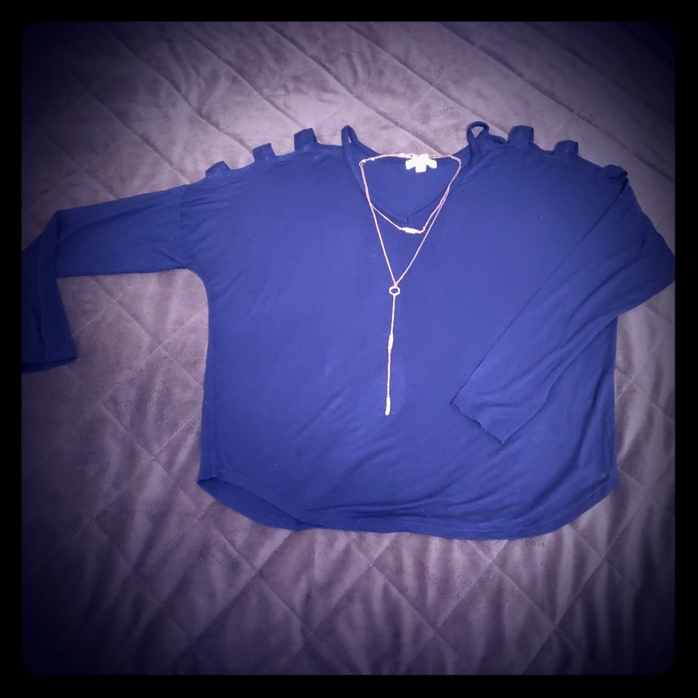 🏷MAKE AN OFFER!! shoulder shirt